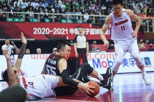 后卫打全场篮球回防（后卫怎么在篮下打对抗）