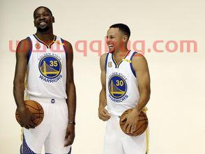 库里和杜兰特的手照合影(库里和杜兰特从小认识) 库里和杜兰特的手照合影(库里和杜兰特从小认识)